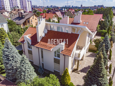 Продаж готового просторого будинку з укриттям в центрі Петропавлівської Борщагівки 