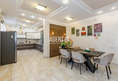 продаж будинку 430м з гаражем, 8 соток