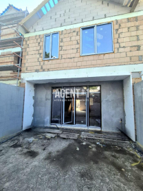 Продаж таунхаусів  в Петропавлівській Борщагівці на стадії будівництва. Гарна локація. До Києва 2 км.  ГАЗ! Центральні комунікації!!! Без %