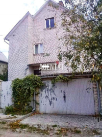 Трьохповерховий цегляний будинок 384 кв.м..