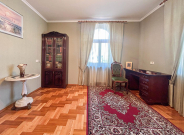 Продається частина добротного будинку із червоної цегли.