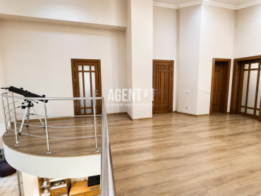 ДВОРІВНЕВА КВАРТИРА 195 М² З ДРУГИМ СВІТЛОМ $320 000
