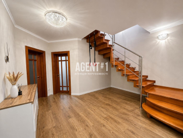 ДВОРІВНЕВА КВАРТИРА 195 М² З ДРУГИМ СВІТЛОМ $320 000