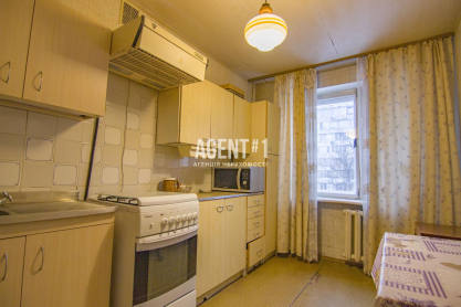 Оренда 3кім. кв. вул. Верховинна 87 ,  Киев