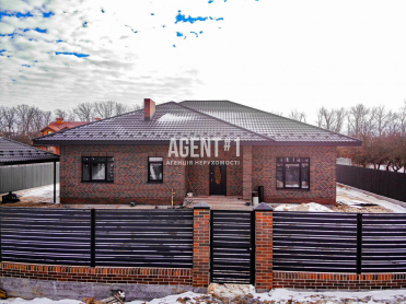 Одноповерховий  будинок 180 кв.м з ділянкою 8 соток.